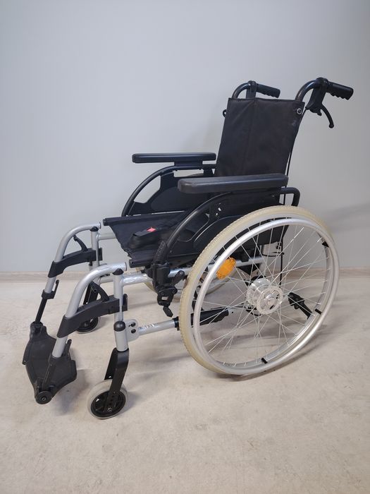 Carucior cu rotile pliabil/fotoliu rulant persoane cu dizabilitati.040