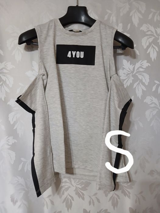 Дамски дрехи от затворен магазин.