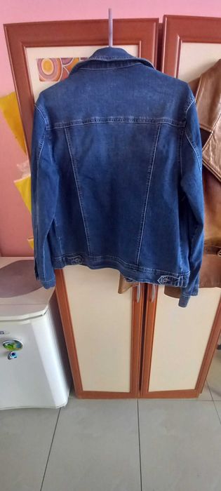 Продават се дамски якета