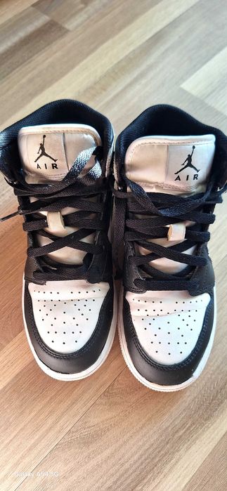 Air Jordan 1 Mid GS "Light Smoke Grey" mărimea 37.5 :•