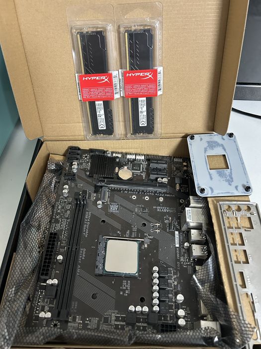 Kit Ryzen 7 2700x si placa de baza cu memorii la cerere