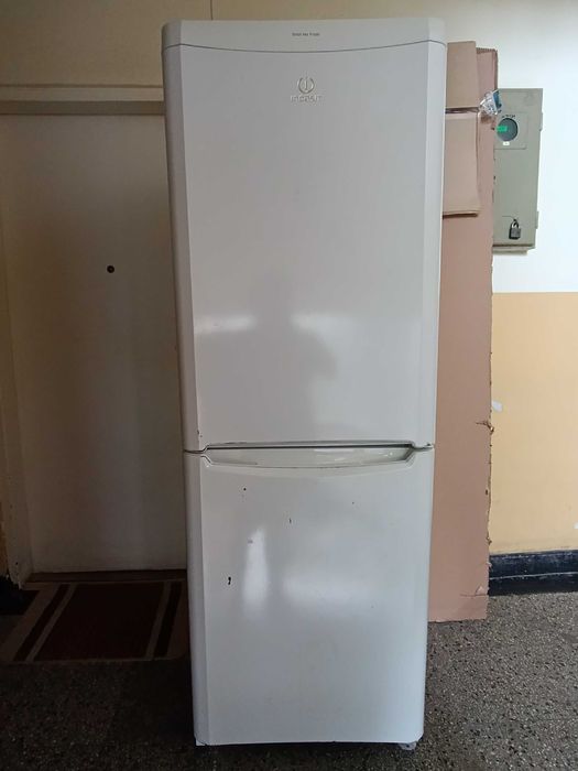 Хладилник с долен фризер Indesit
