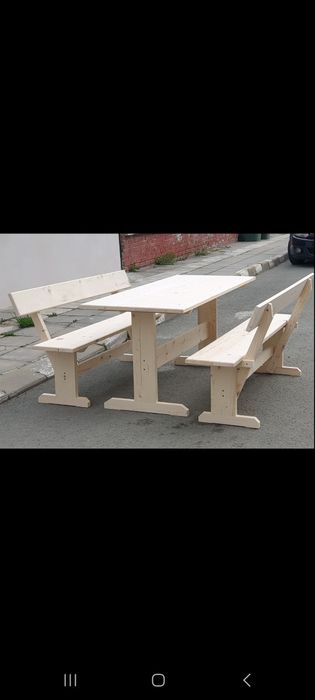 Дървени маси със пейки