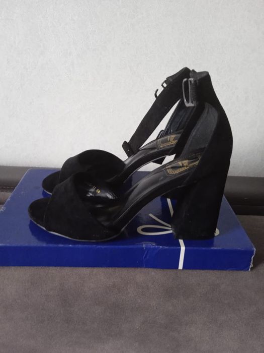 Женские босоножки