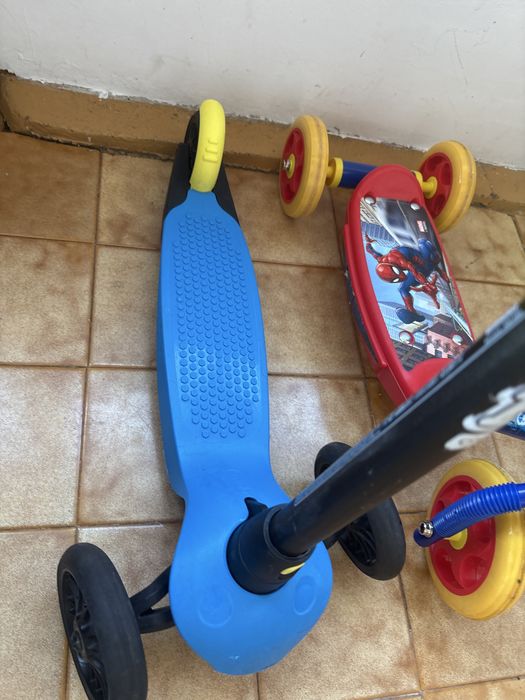 2 trotinete aproape noi