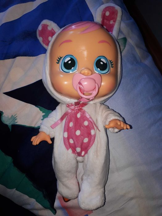 Плачещо бебе с истински сълзи