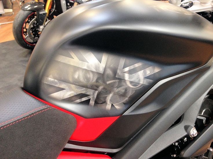 TRIUMPH Triple R, 2017 editie aniversară 10th Anniversary R-Dark