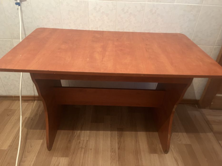 Компьютерный стол и куханный стол