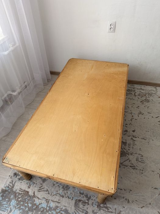 Низкий деревянный стол