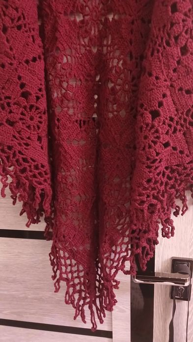 Вязаная шаль цвет бордовый