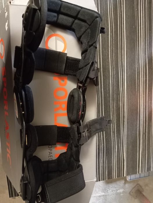 Ортеза за дясно коляно