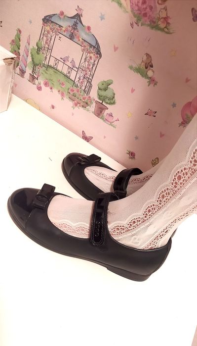 продам школьные туфли Ecco