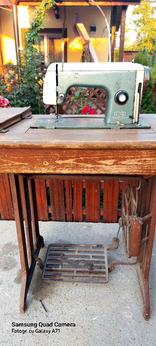 Mașină de cusut manuala