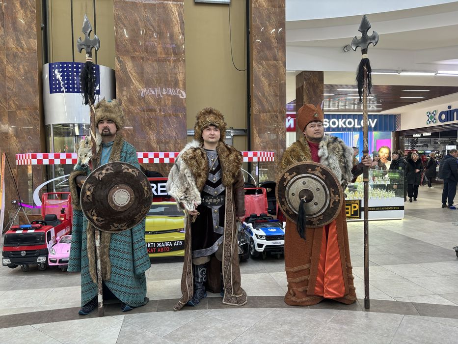 Атырауда керемет қолдан тігілген батырлан киімі