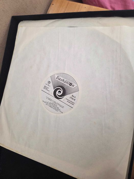 (Balkan Ton) 5 Стари Френски Грамофонни Плочи В Седефена Кутия