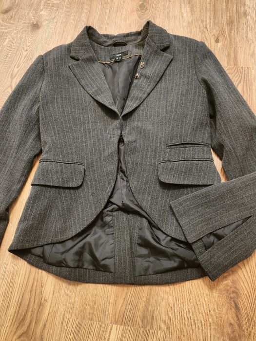Сако- блейзър, H&M, сив цвят със светлосиви райета и цепки на ръкавите