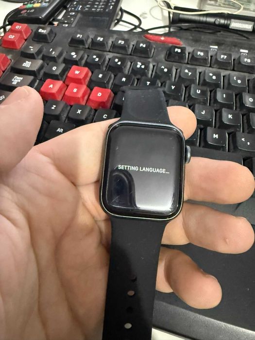 Apple Watch Часовник Series 5 40mm Алуминиев Space black - оригинален