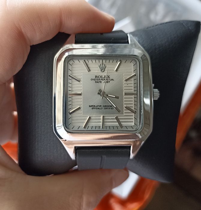 Продам часы новые с коробкой