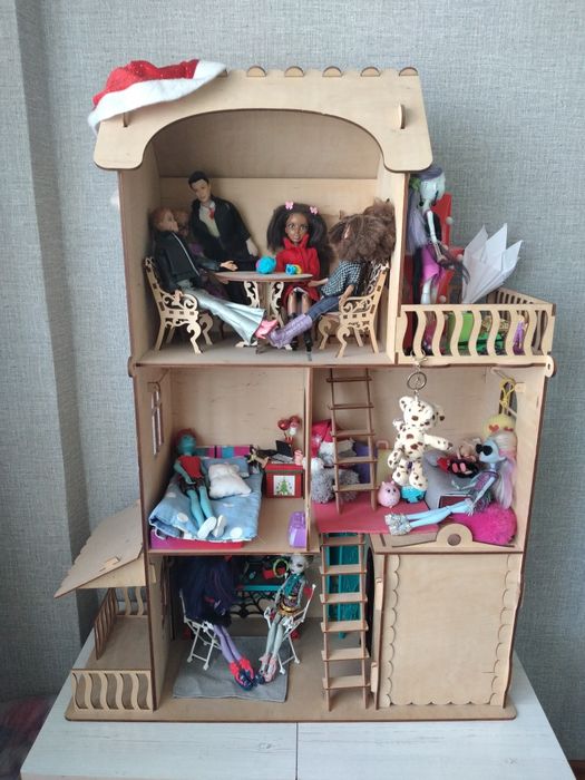 Домик для кукол с мебелью.