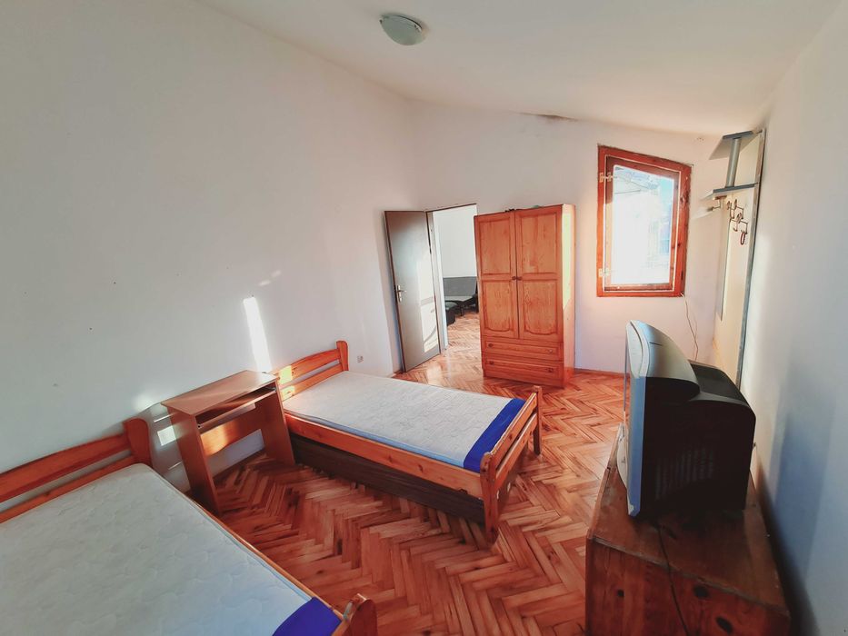 Дава се под наем Едностаен апартамент в Бургас, Център - 50 кв.м за 153 € - Снимка #1