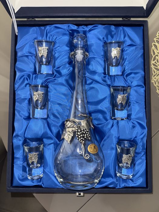 Луксозен комплект за ракия 7 части, бутилка 700мл и 6 чашки с орнамент грозд, Freitas F32270