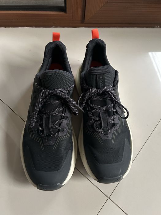 Vand adidasi  terrex  noi