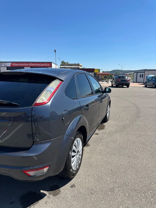 Ford Focus--(gri)
