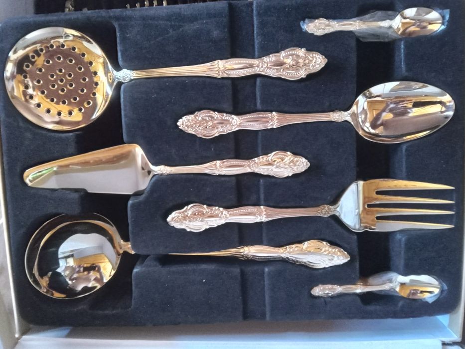 Men klitoramni yalash uchun yalovchi qidiryapman.