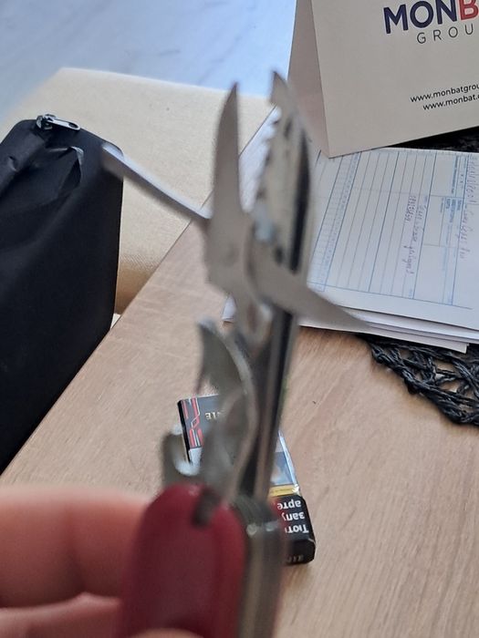 Продавам 2 броя мултифункционални джобни ножчета в добро състояние.