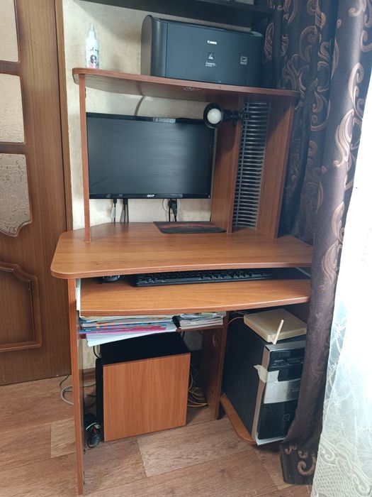 Продам компьютерный стол б/у.