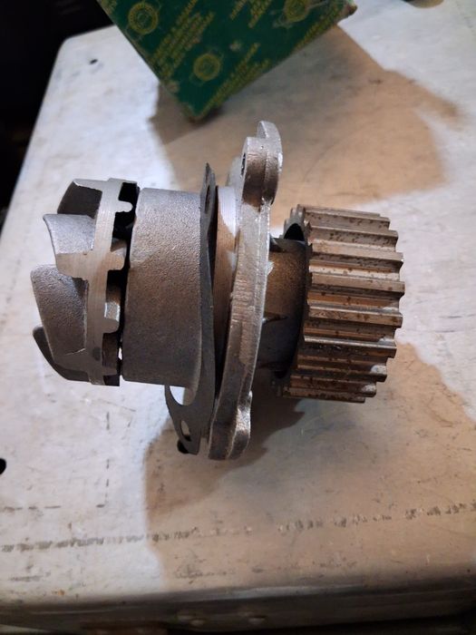 Продается помпа от Ваз 2114