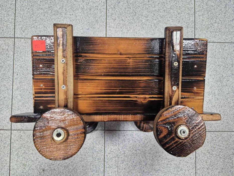 Продавам и изработвам дървени стойки за вино и ръчно написани табели