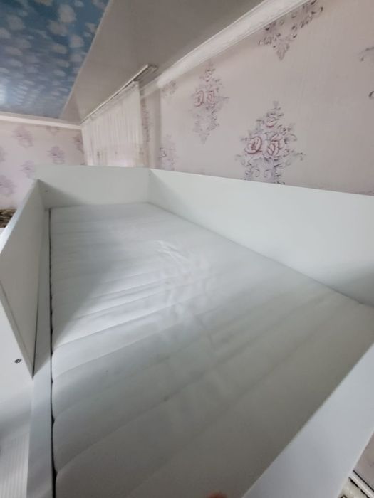 Детская кровать со шкафом и столом.