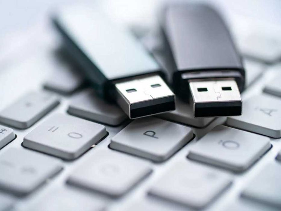 Stick bootabil Windows 10 Home sau Pro cu licenta retail, pret real