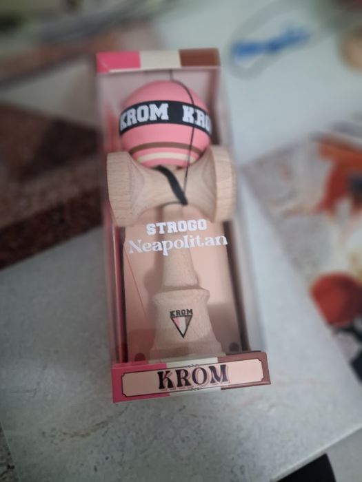 Kendama strogo napolitan.