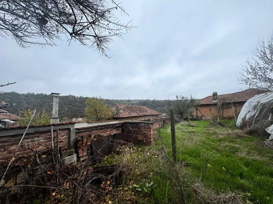 Kъща с 3 спални, гараж и стопански постройки в живописното село Червен