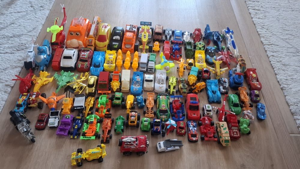 Играчки- коли, голям динозавър, плюшени играчки