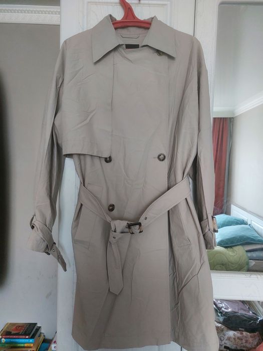 Женский плащ-тренчкот.