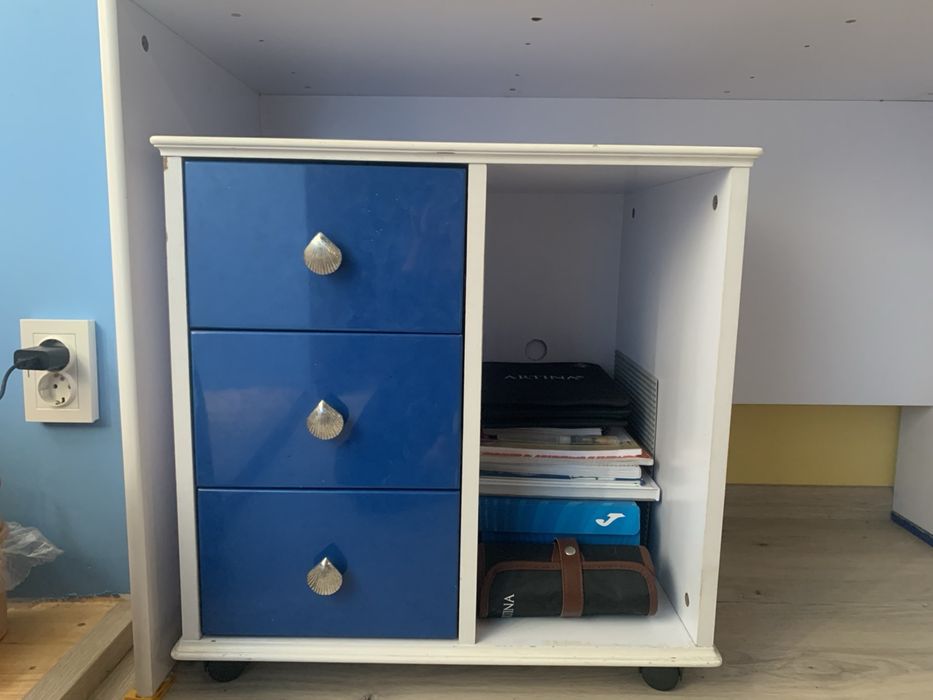 Бюро, контейнер и гардероб обзавеждане за детска стая