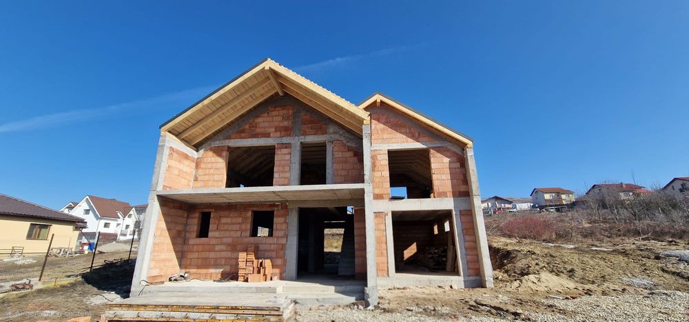 Casa moderna semifinisata, 183m2(+17m2 balcoane) si teren 786m2.