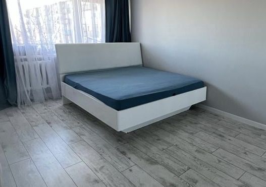 Продам кровать парящаю с матрасом