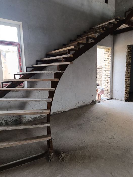 Manejda 2 Etajli uy sotiladi 300m²