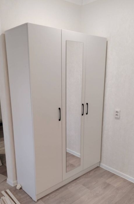 Шкаф продам для одежды с зеркалом