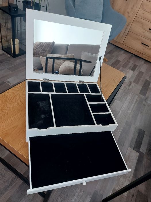 Дървена кутия за бижута