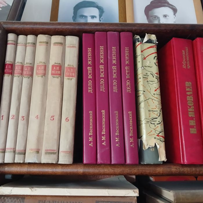 Книги, словари  Художественная литература. Цена разная