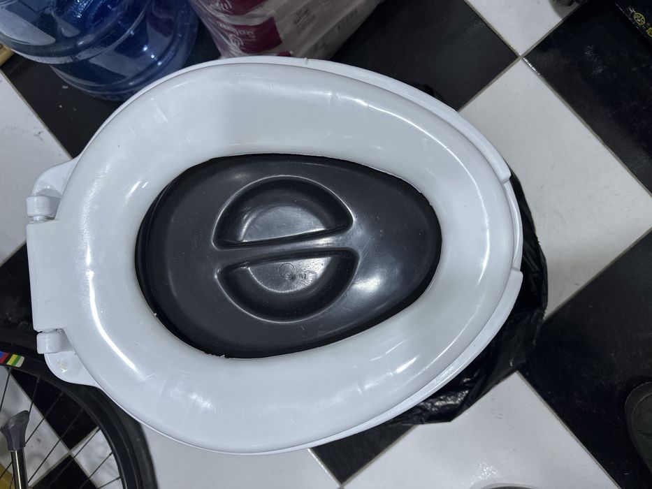 Пластмассовый горшок для взрослых.