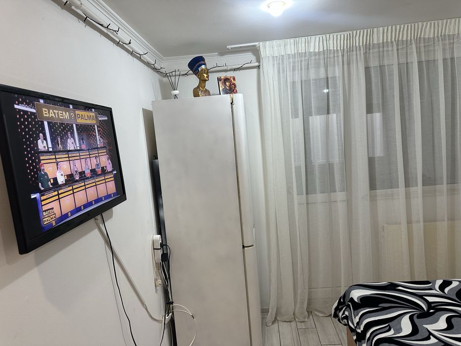 Închiriez garsonieră în Buzău Cartier Posta . Sunt 2 camere plus baie , bucatarie si centrala termica