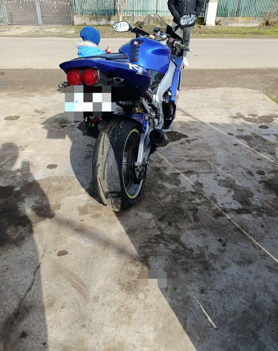 Vând Yamaha.  R1