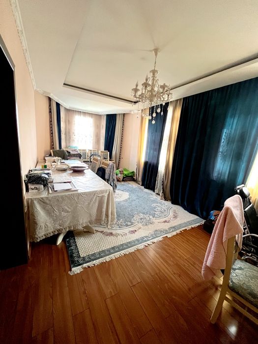 Частный дом с постройкоми.