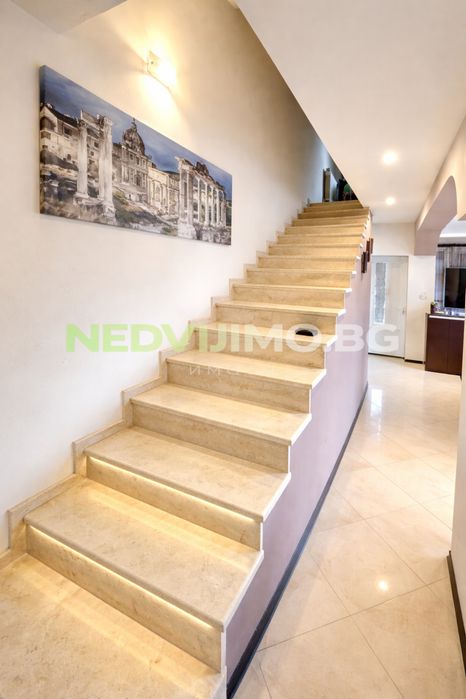 Къща на 4 етажа под наем във Виница